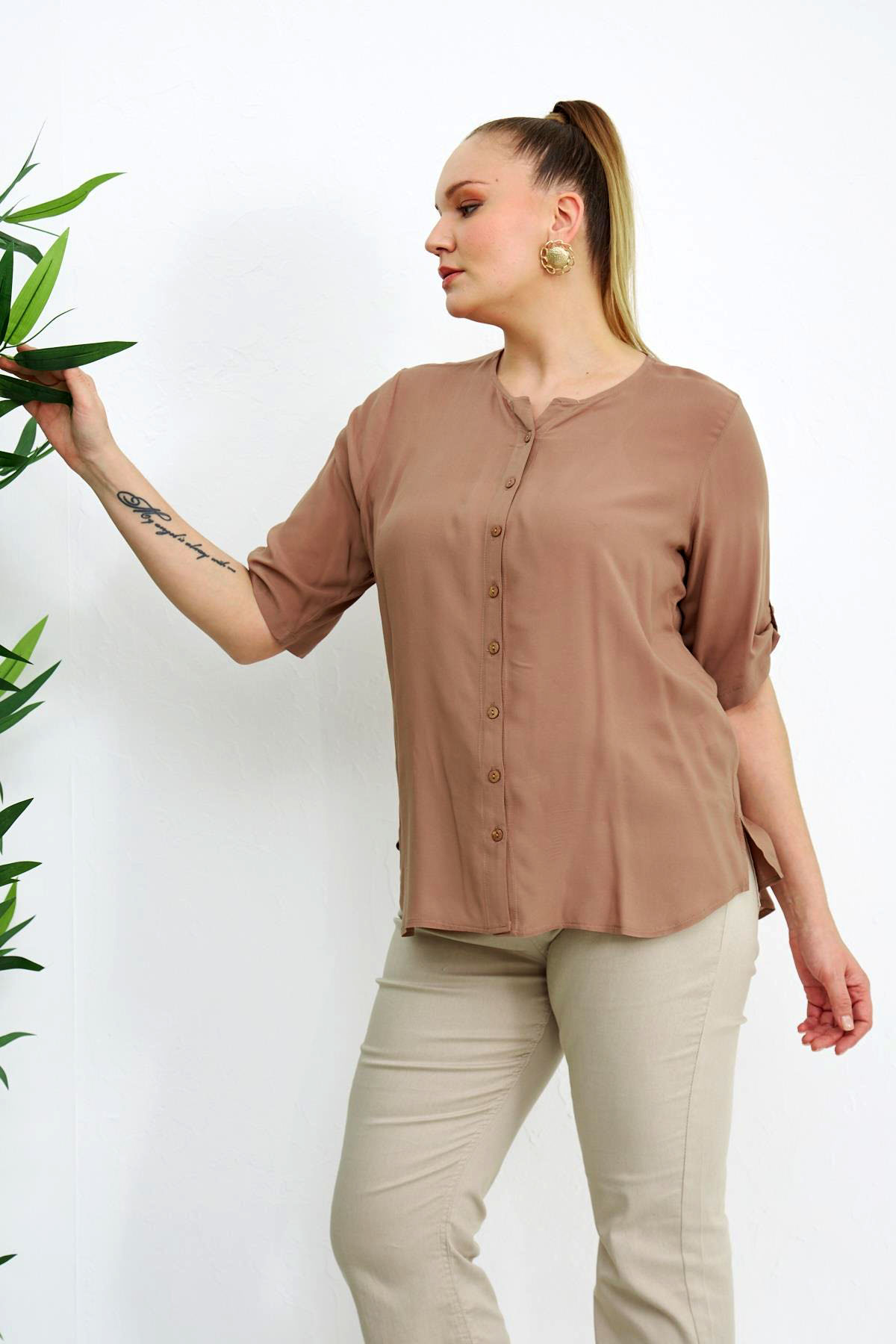 5077 Brown Дамска риза в макси размери