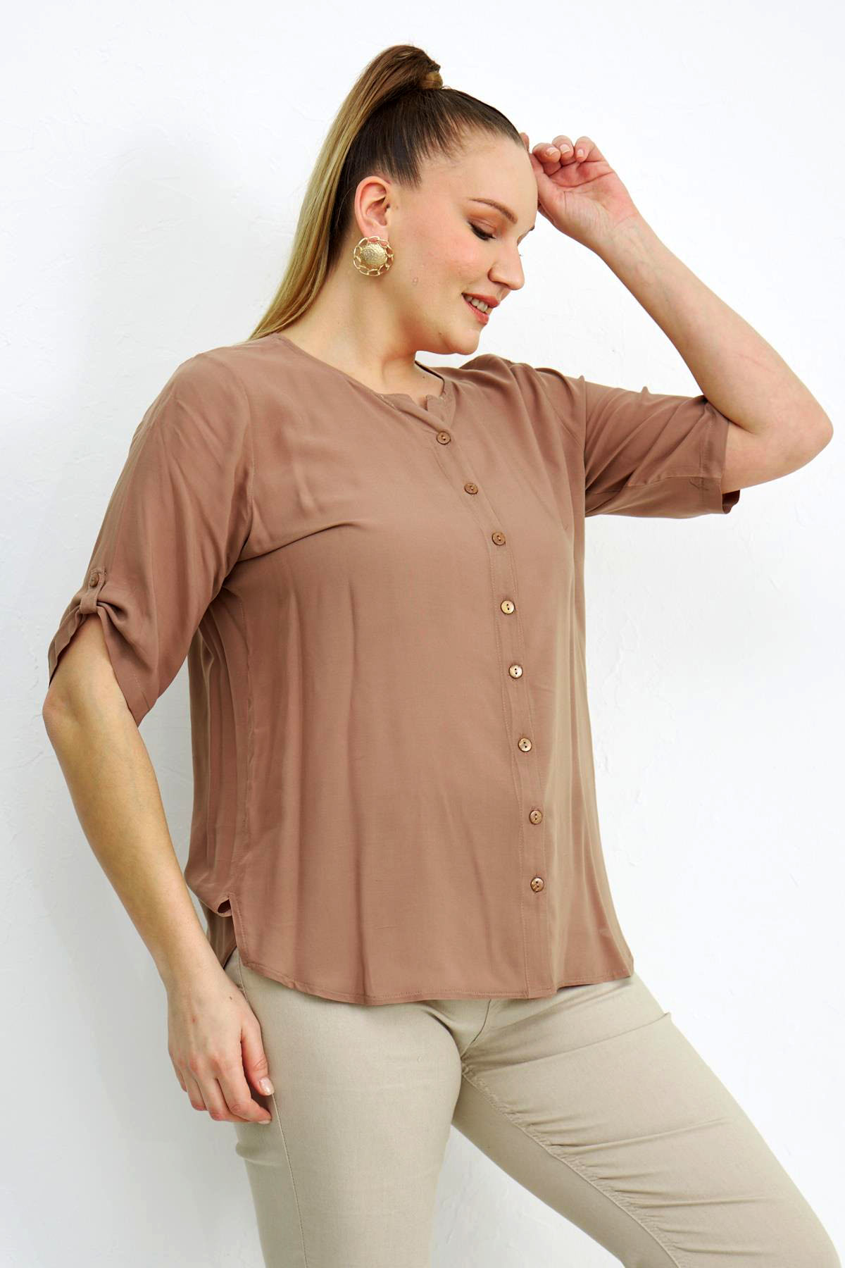 5077 Brown Дамска риза в макси размери