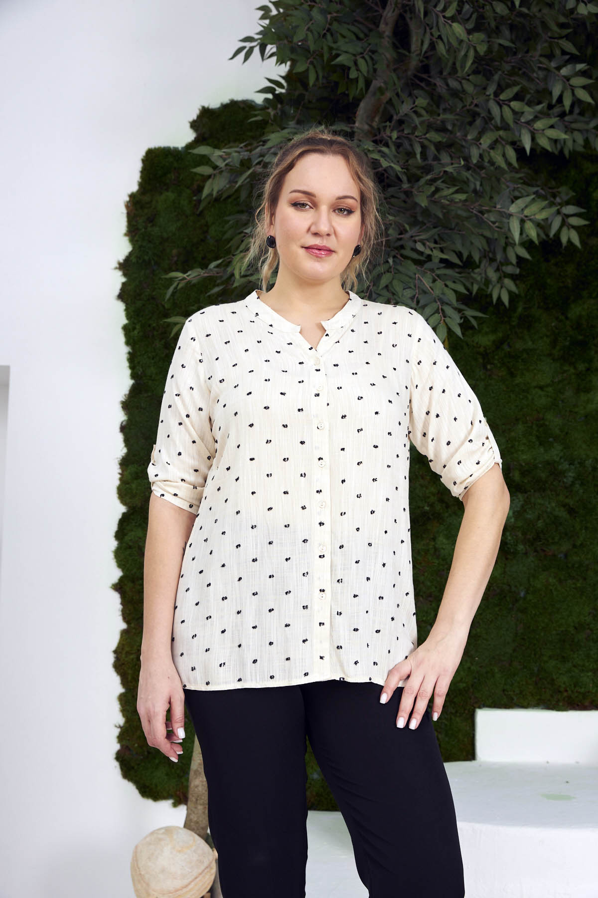 6405 White/Black Дамска риза в макси размери